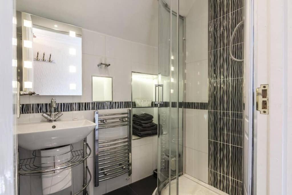 Beautiful Apartment With Private Pool Near Tenby Kilgetty Buitenkant foto