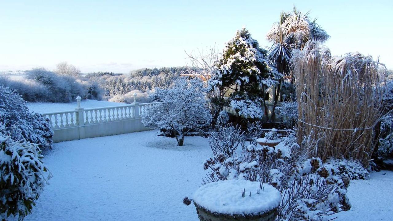 Beautiful Apartment With Private Pool Near Tenby Kilgetty Buitenkant foto